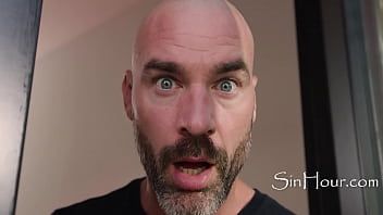 play 穿着渔网的亚洲女孩在不给糖就捣蛋的时候用拳头和性交