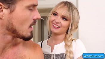Abspielen Die nuttige und geile natürliche vollbusige blonde teenie lilly bell gibt vor der schule einen tollen nassen blowjob