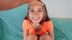 Reproduzir Cute Teen Babe vai à loucura por um pau grande