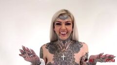Abspielen Die tätowierte Füchsin Amber Lukes intensives Solo-Spielzeugspiel mit ihrer rasierten Muschi