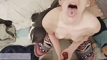 Abspielen Geiles Girl nimmt meine Ladung in den Mund