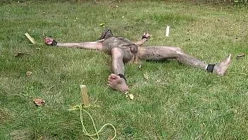 play Nuisette007 wiązana rozłożona nago na zewnątrz i skierowana do góry