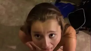 play Gadis cantik jadi gila mengisap kontol di kencan pertama