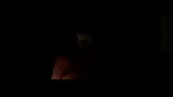 播放 爱丽儿穿着内衣放松地滑行，听着 ricco paolo 的歌。