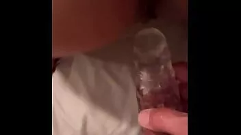 播放 妻子在很多位置都拿着巨大的袖子