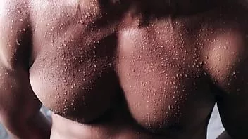 play Close-up no suor sobre o corpo flexionado
