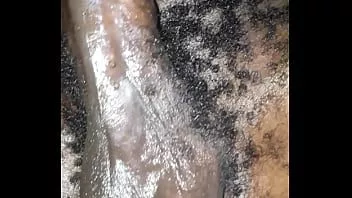 تشغيل صبي أفريقي مشعر يظهر خصيتيه أمام الكاميرا، مقطع كامل في xvideo red