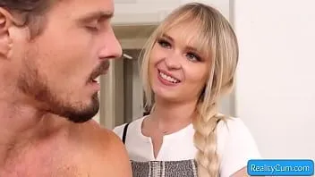 Odtwórz Zdzirowata i napalona, ​​cycata blond nastolatka lilly bell daje niesamowity mokry lodzik przed szkołą