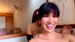 play Lésbicas latinas Mila Garcia e Yenifer CHP com peitos grandes e bundas fazem sexo oral apaixonado no sofá