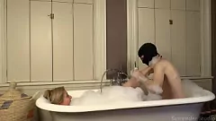 play L'esclusivo feticcio del bagno di Lady Dalia con una finitura dorata per il suo schiavo maschio
