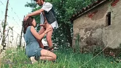 Играть Сельская возня: городская сирена жаждет винограда, и ее трахает большой член фермера!