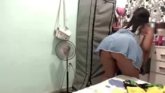 播放 拉丁女仆在尝试穿衣服的同时抓住了隐藏的相机