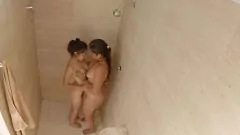 play 秘密摄像机捕获淋浴中的强烈女同性恋遭遇