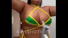 Putar Pantai Brazilian Babe Kriss Mendapatkan: Payudara Besar & Booty dengan pakaian dalam