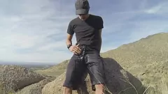 Redare Întâlnire publică de pisică în pantaloni scurți în timpul drumeției în aer liber
