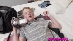 Abspielen Besties geben dem Stalker einen POV-Blowjob, um ihr Geheimnis zu bewahren, und enden in einem wilden Vierer mit Hardcore-Action