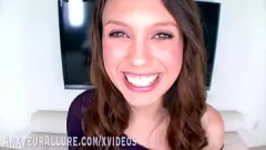 播放 艾德拉·福克斯 (Aidra Fox)、香奈尔·哈特 (Chanel Heart) 和杰德·尼罗 (Jade Nile) 在热气腾腾的性爱盛宴中爆射射精