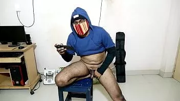 চালান মোবাইলে পর্ন দেখছে অচেনা লোক