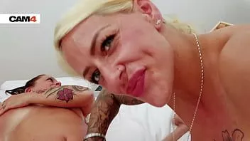 play Harleen van hynten 和 adrienne 之吻：在现场性爱摄像头前的同性恋 lickfest！ cam4.com