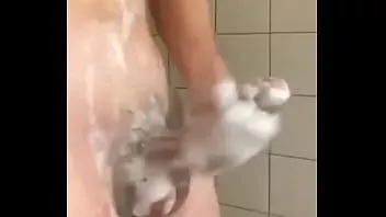 play Hora de tomar banho! acariciando meu pau e bolas ensaboadas