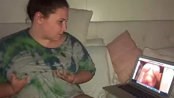 Jouer Katelyn en chaleur se masturbe jusqu'à l'orgasme en regardant du porno bbw amateur