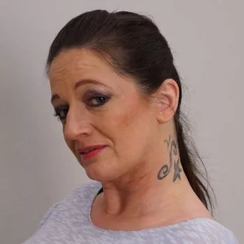قناة Adrienne Kiss